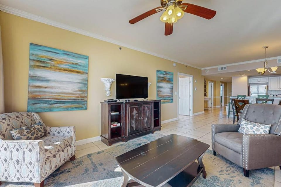 Inviting & sleek condo w private balcony shared pool grill & fitness center House in Destin