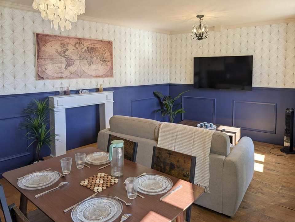 TV and multimedia, Living room, Seating area, Dining area