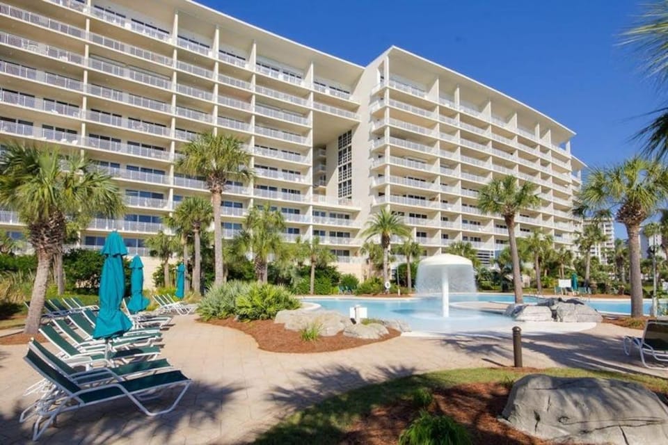 Sleek beach condo w water views & shared facilities for guest use House in Destin