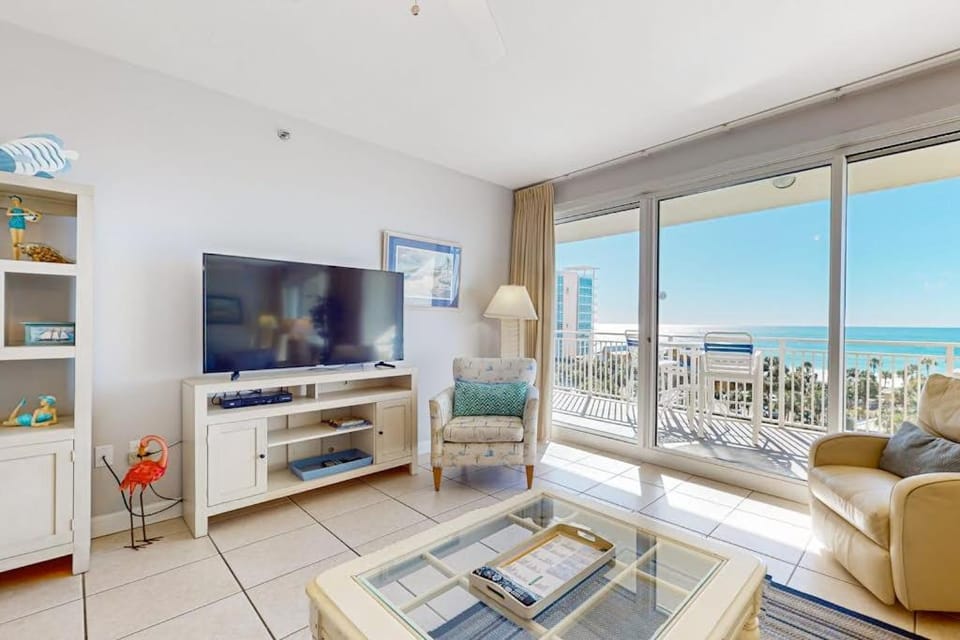 Sleek beach condo w water views & shared facilities for guest use House in Destin