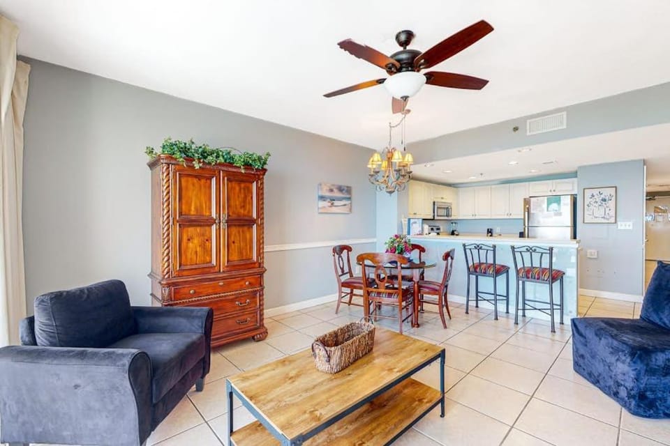 Cozy family-friendly beach condo w a furnished balcony shared pool tennis House in Destin