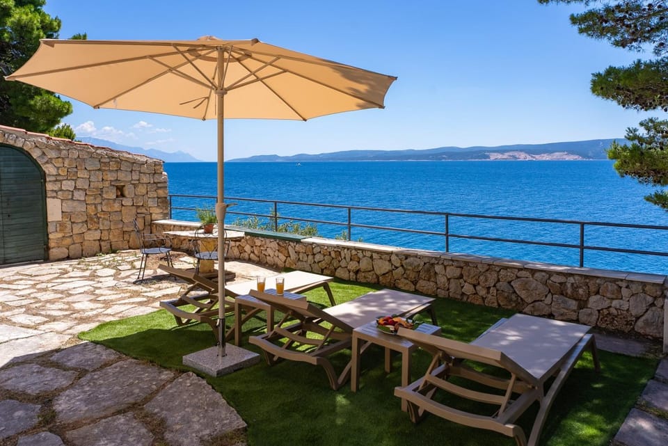 Beachfront Villa Nino, 5 bedroom villa with heated pool in Stanići Villa in Split-Dalmatia County
