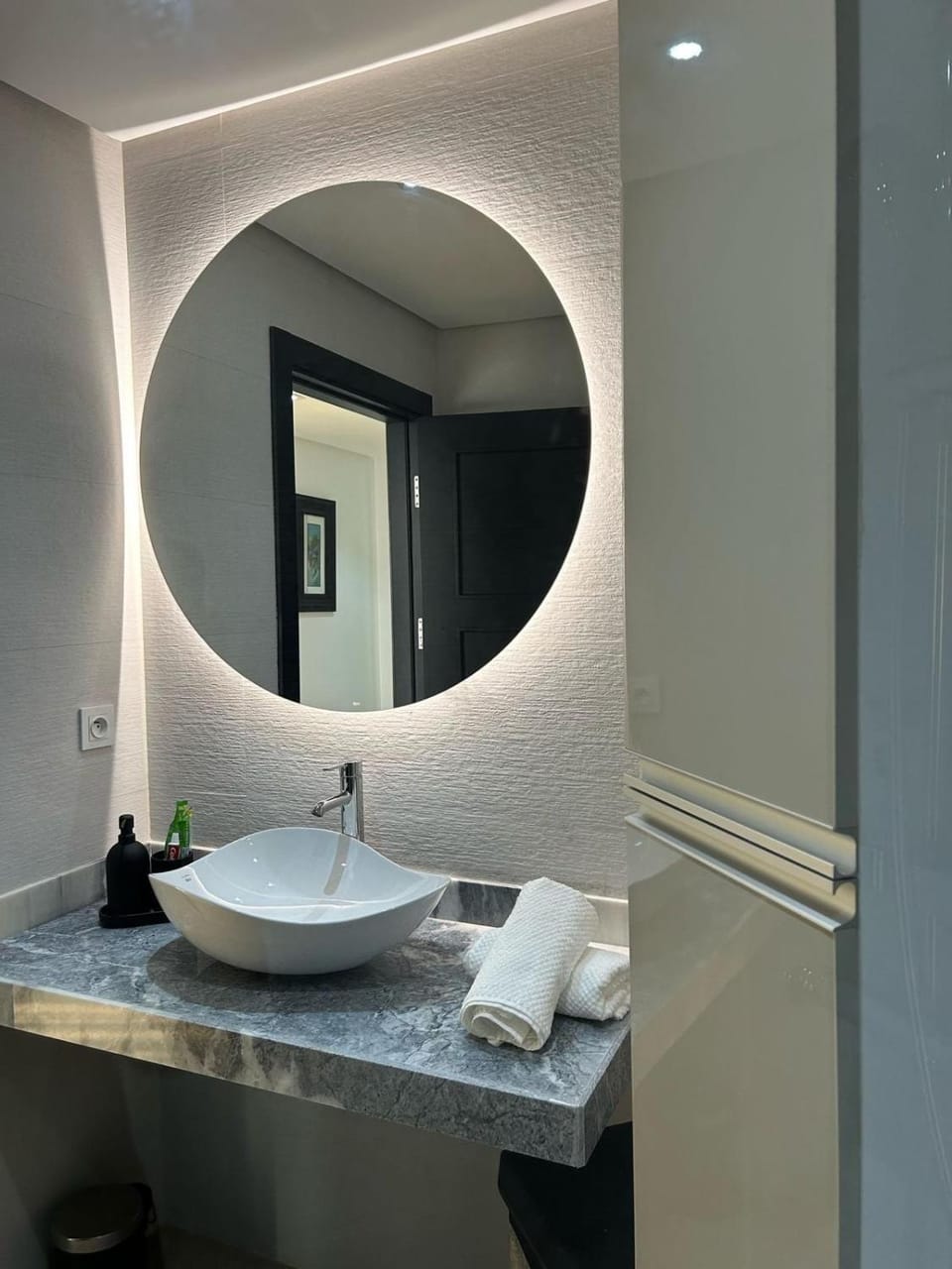 Modern Stylish Tanger Center 2BR w Airco WiFi Apartment in Tangier