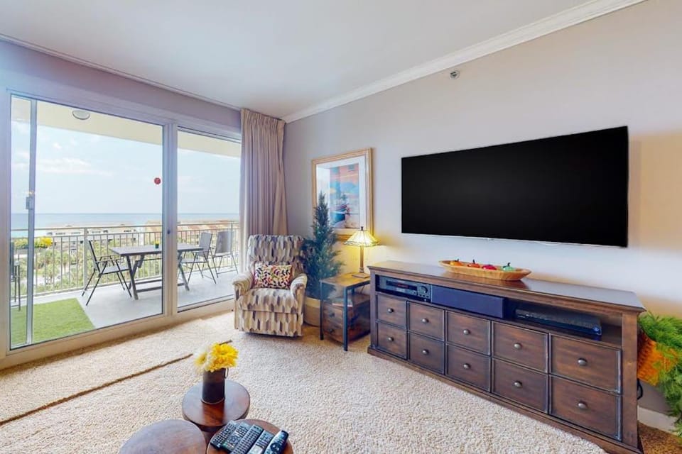 Idyllic beach getaway w gulf views & swimming pool - beach access House in Destin
