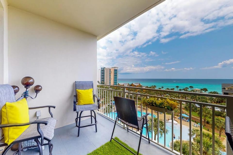 Idyllic beach getaway w gulf views & swimming pool - beach access House in Destin