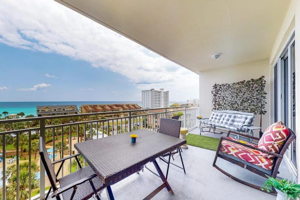 Idyllic beach getaway w gulf views & swimming pool - beach access House in Destin