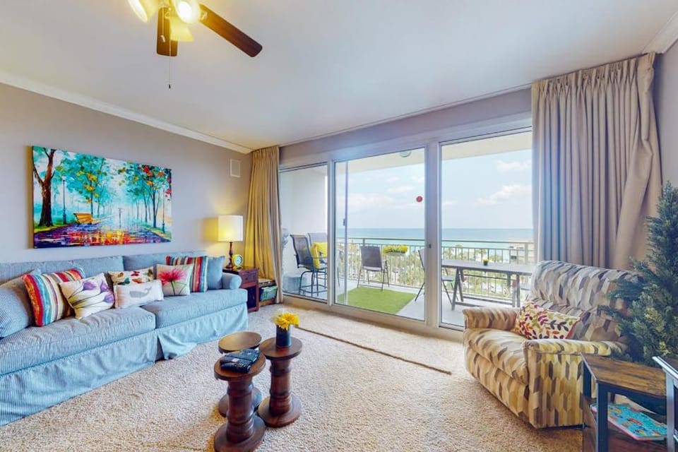 Idyllic beach getaway w gulf views & swimming pool - beach access House in Destin