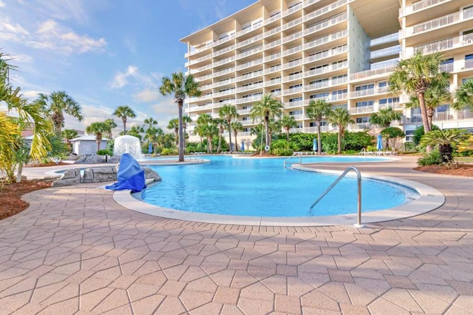Gorgeous beachfront condo with view of the gulf plus a pool House in Destin