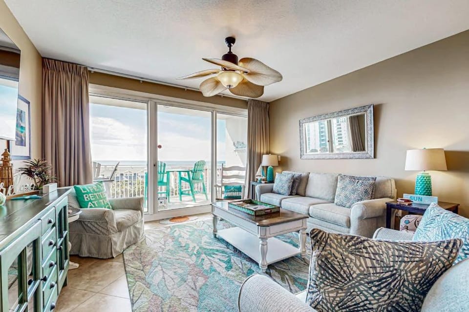 Gorgeous beachfront condo with view of the gulf plus a pool House in Destin