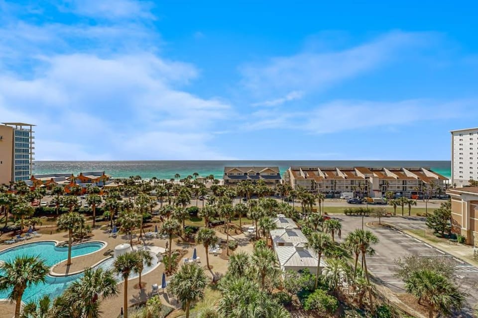 Gorgeous beachfront condo with view of the gulf plus a pool House in Destin