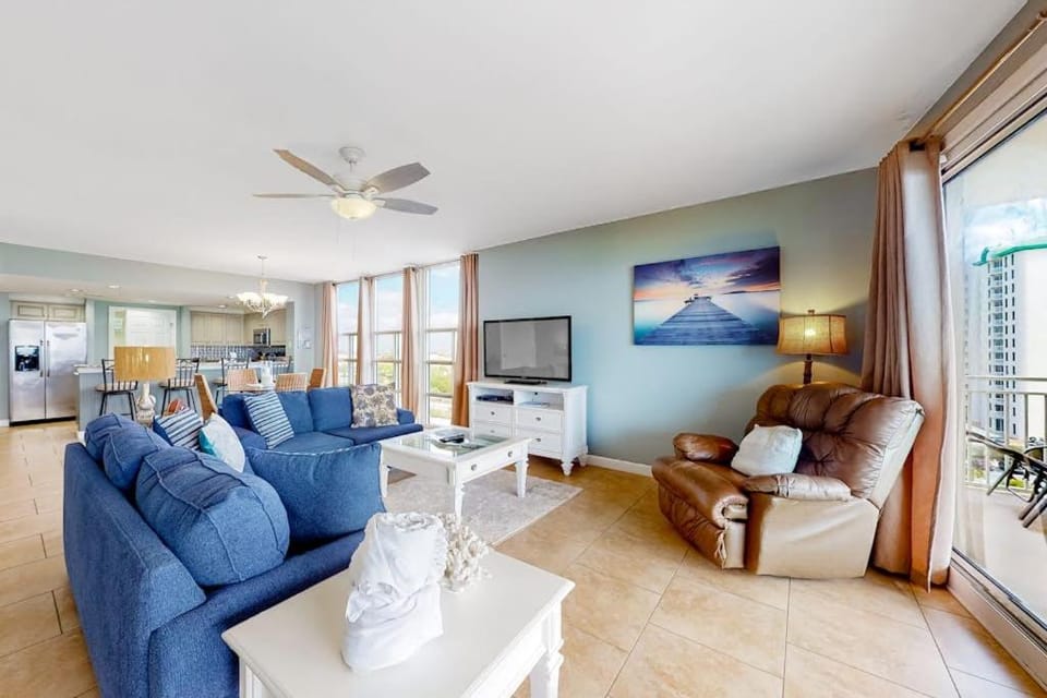 Spacious home with gorgeous gulf views pool large balcony & fitness center House in Destin