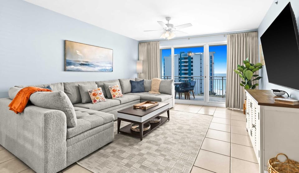 Bright beach condo with water views & private balcony - pool gym & beach House in Destin