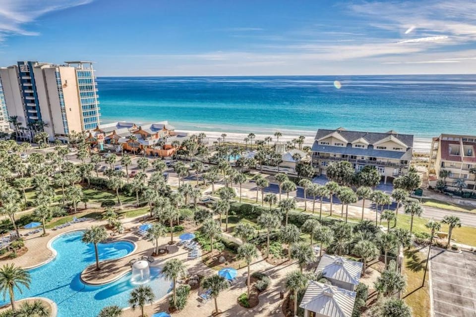 Beach condo w shared guest amenities - pool fitness center & BBQ area House in Destin