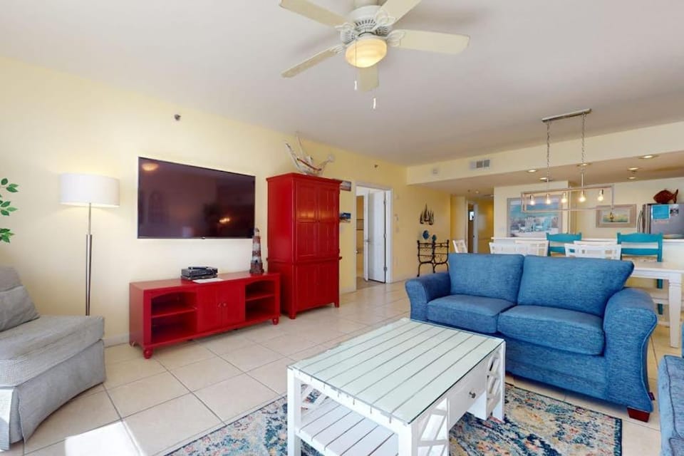 Beach condo w shared guest amenities - pool fitness center & BBQ area House in Destin