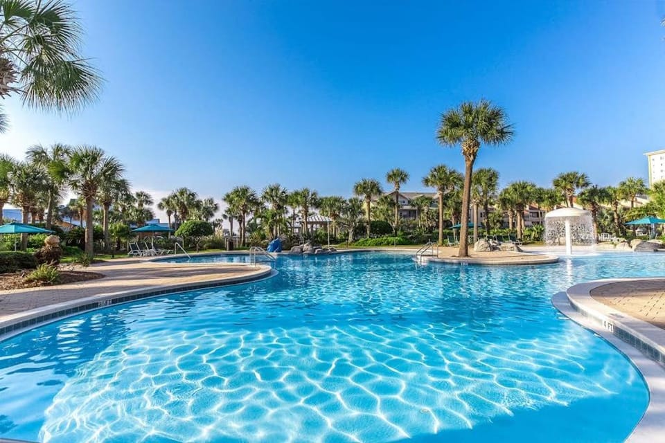 Beach condo w shared guest amenities - pool fitness center & BBQ area House in Destin