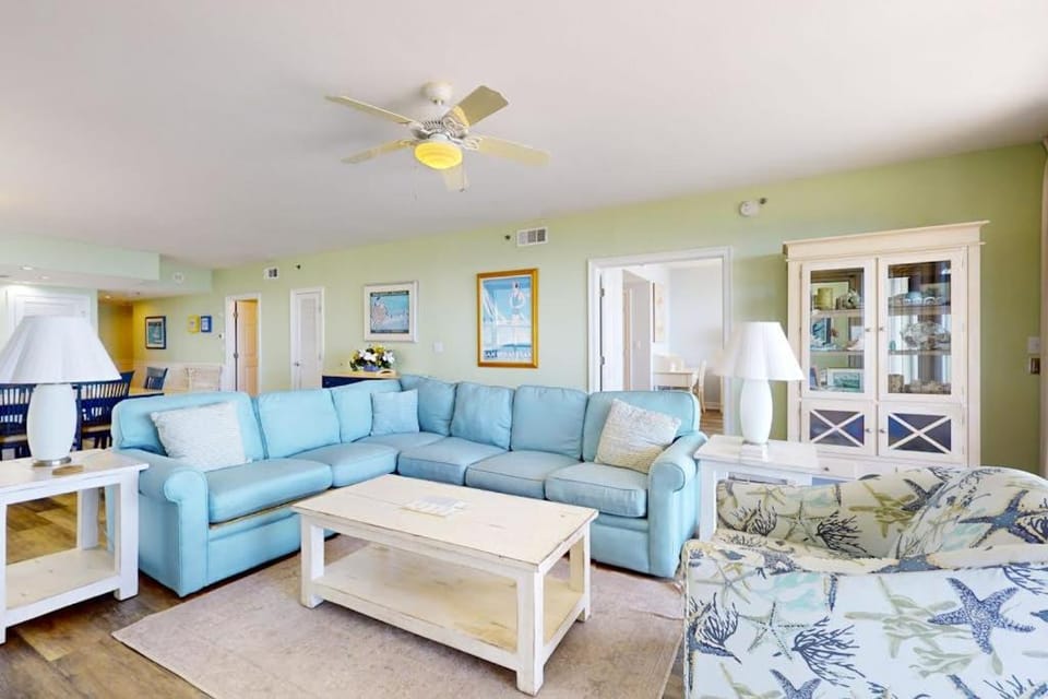 Large beach condo w beach access shared pool & balcony - walk to the beach House in Destin