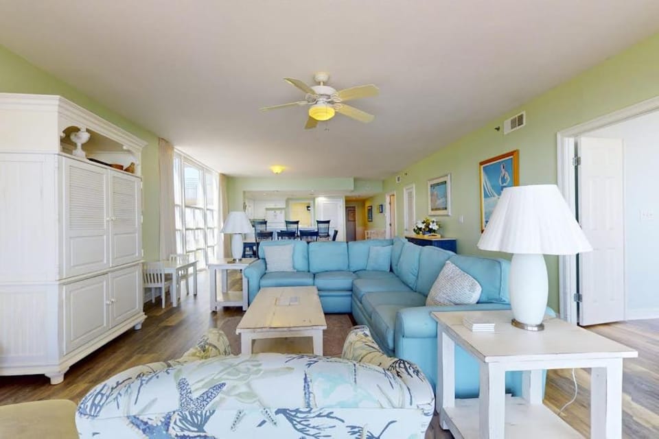 Large beach condo w beach access shared pool & balcony - walk to the beach House in Destin