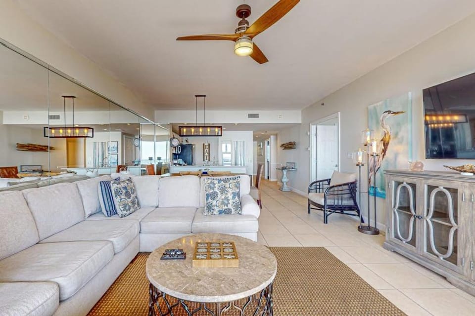 7th floor condo with ocean views shared pool central AC and washer&dryer House in Destin