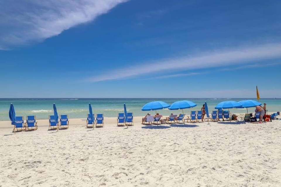 7th floor condo with ocean views shared pool central AC and washer&dryer House in Destin