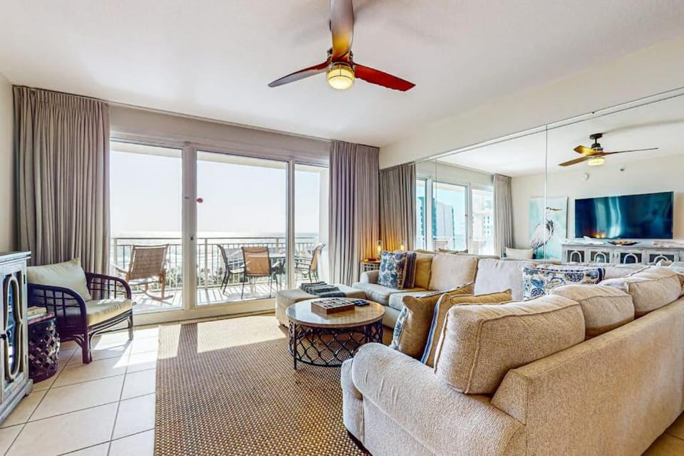 7th floor condo with ocean views shared pool central AC and washer&dryer House in Destin