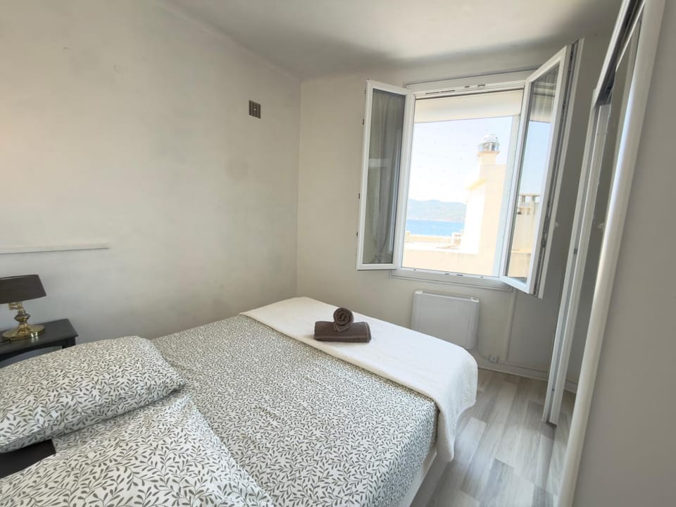 Bed, Bedroom, towels
