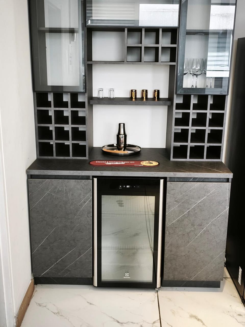 Kitchen or kitchenette, minibar