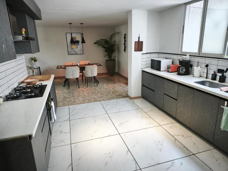 Coffee/tea facilities, Kitchen or kitchenette, Dining area, dishwasher, minibar, oven, pet friendly, stove, toaster
