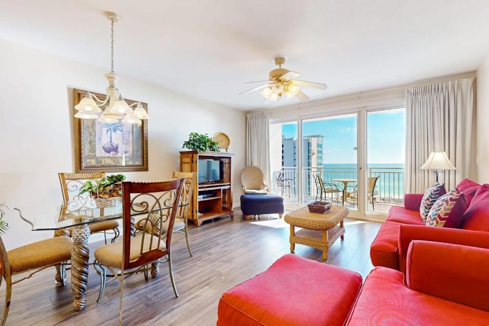 Sunny coastal condo with water & pool views - beach access & fitness center House in Destin