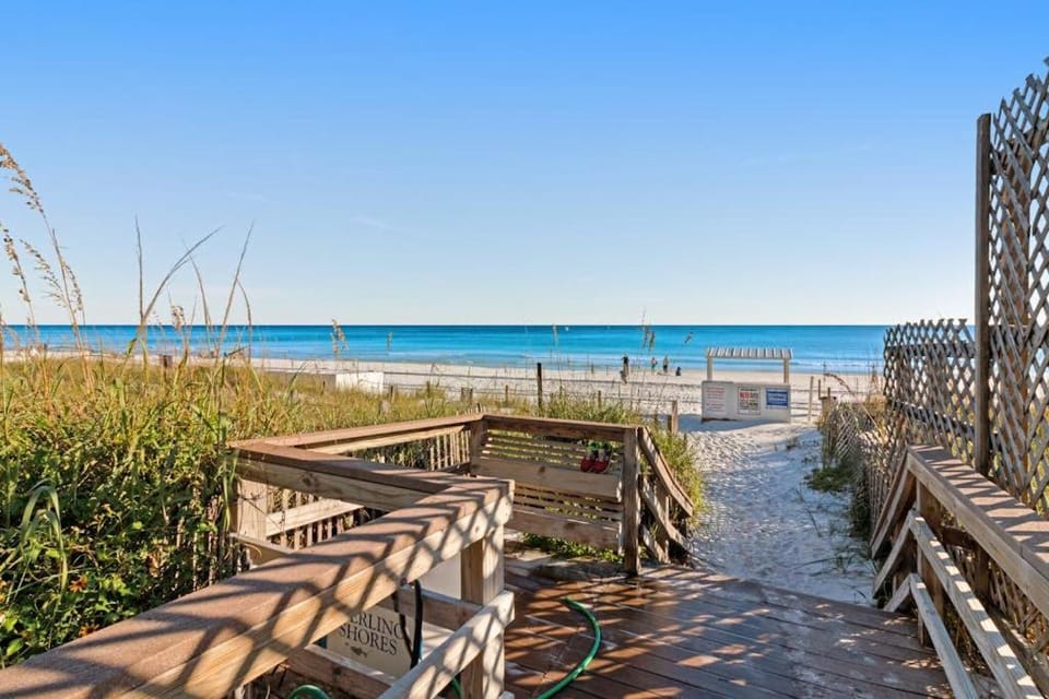 Sunny coastal condo with water & pool views - beach access & fitness center House in Destin
