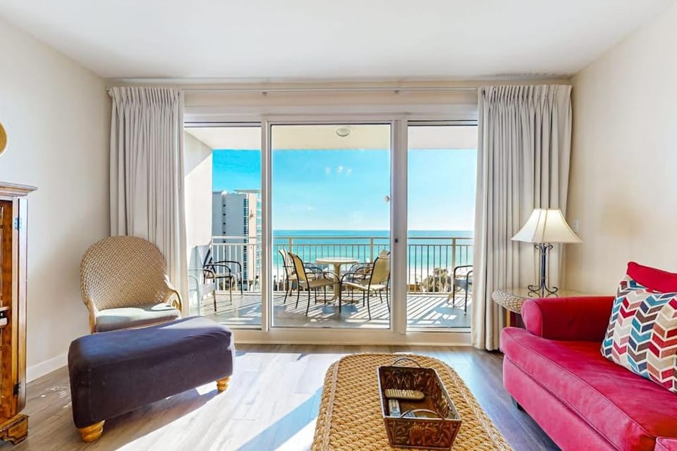 Sunny coastal condo with water & pool views - beach access & fitness center House in Destin