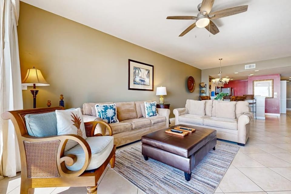 Bright & sleek condo w shared pool fitness center grill area - water views House in Destin