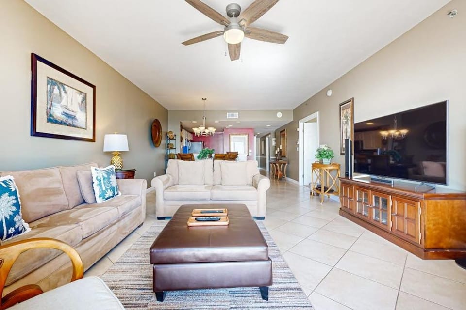 Bright & sleek condo w shared pool fitness center grill area - water views House in Destin