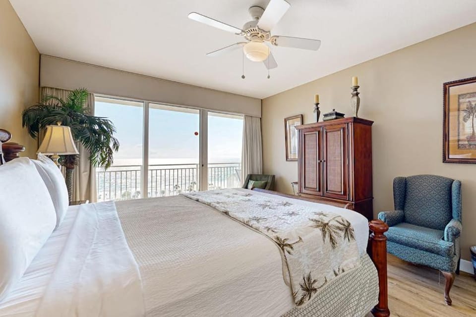 Bright & sleek condo w shared pool fitness center grill area - water views House in Destin