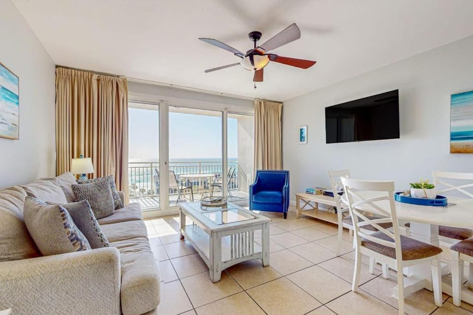 Bright Gulf view condo w balcony & shared lagoon pool&gym - steps to beach House in Destin