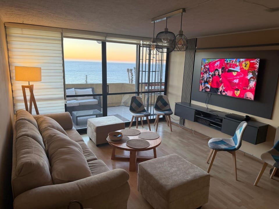 Communal lounge/ TV room, Natural landscape, TV and multimedia, Living room, Seating area, Evening entertainment, Sea view