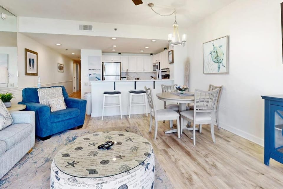 Eight Floor Condo with Shared Pools Ocean View High-Speed WiFi & Central AC House in Destin