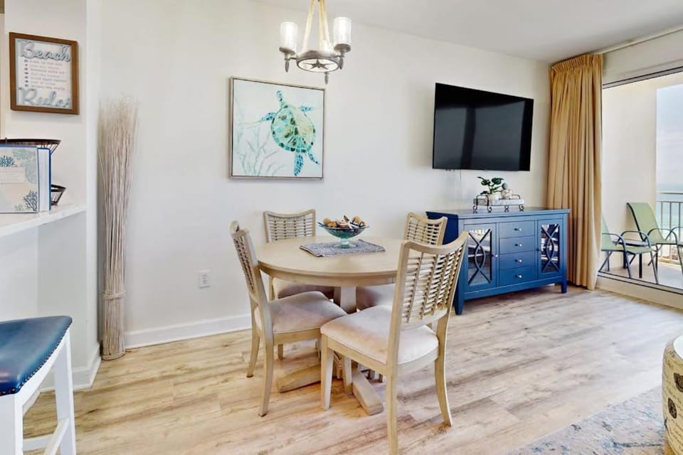 Eight Floor Condo with Shared Pools Ocean View High-Speed WiFi & Central AC House in Destin