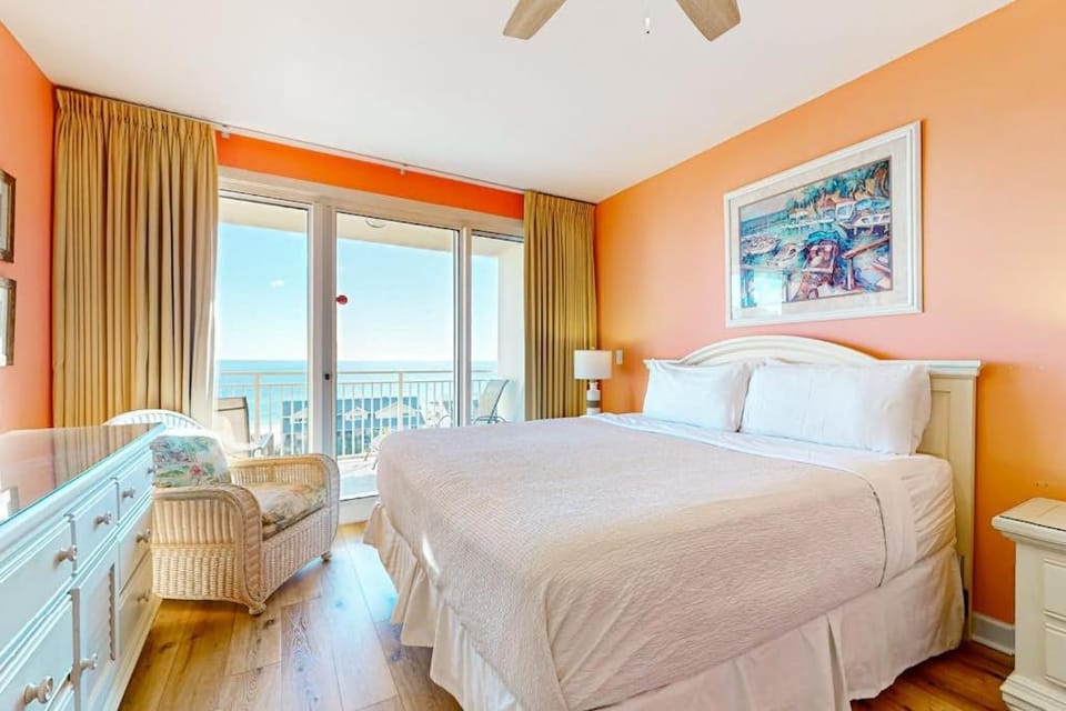 Beachfront condo with access shared on-site amenities & ocean views House in Destin
