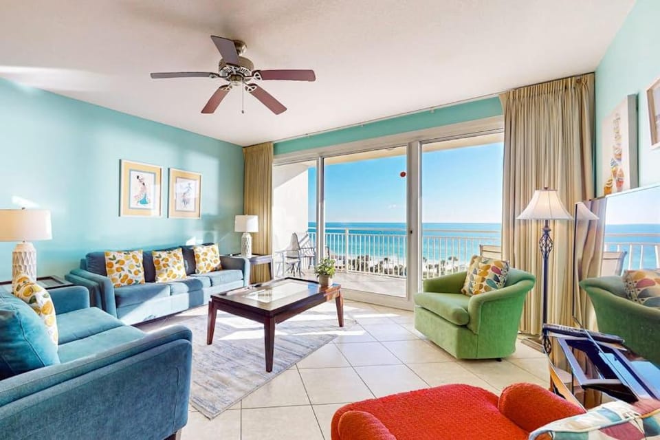 Beachfront condo with access shared on-site amenities & ocean views House in Destin