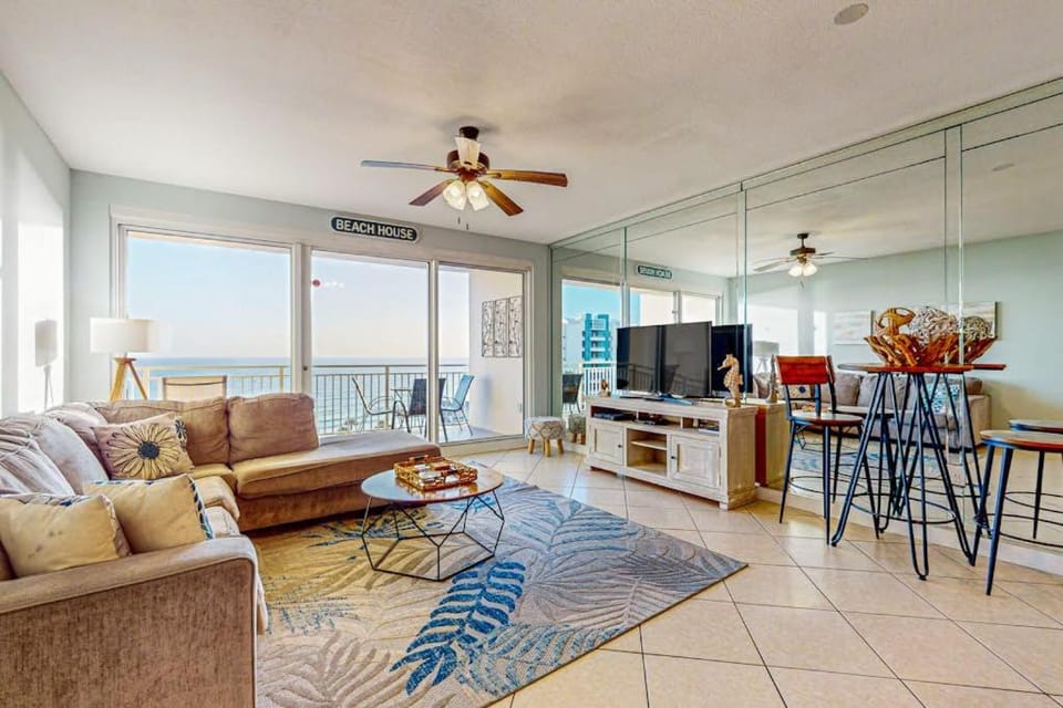 Beautiful waterfront condo w a shared pool gym & beach access House in Destin