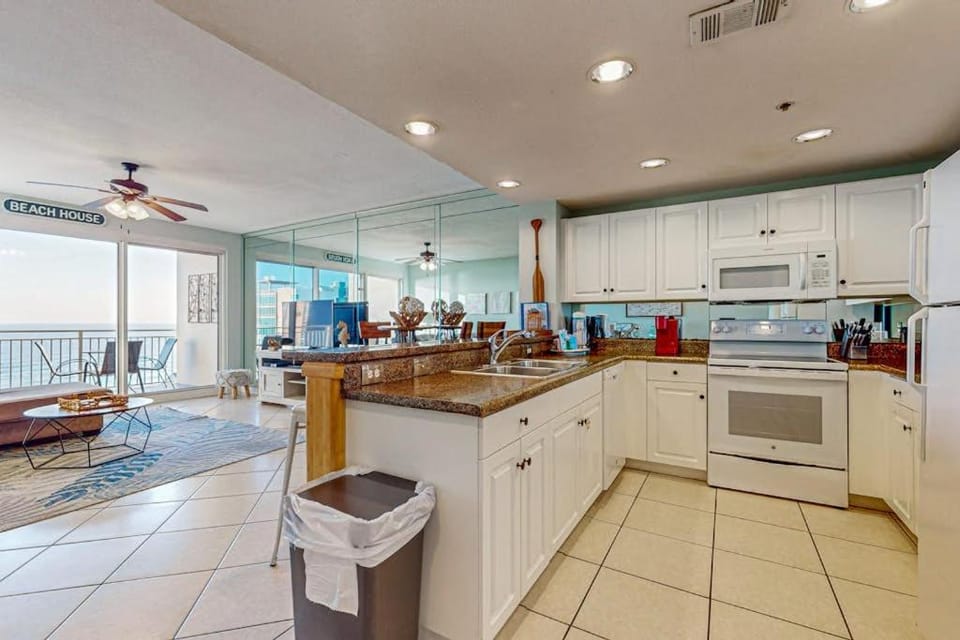 Beautiful waterfront condo w a shared pool gym & beach access House in Destin