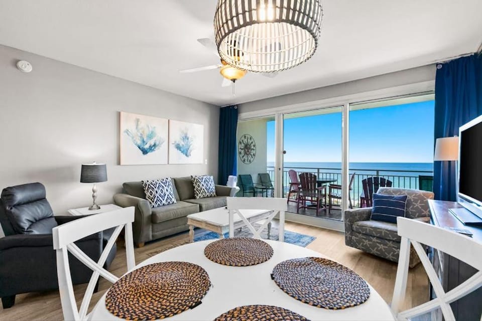 Gulf views at beach condo with shared pool & gym - close to shops & restaurants House in Destin