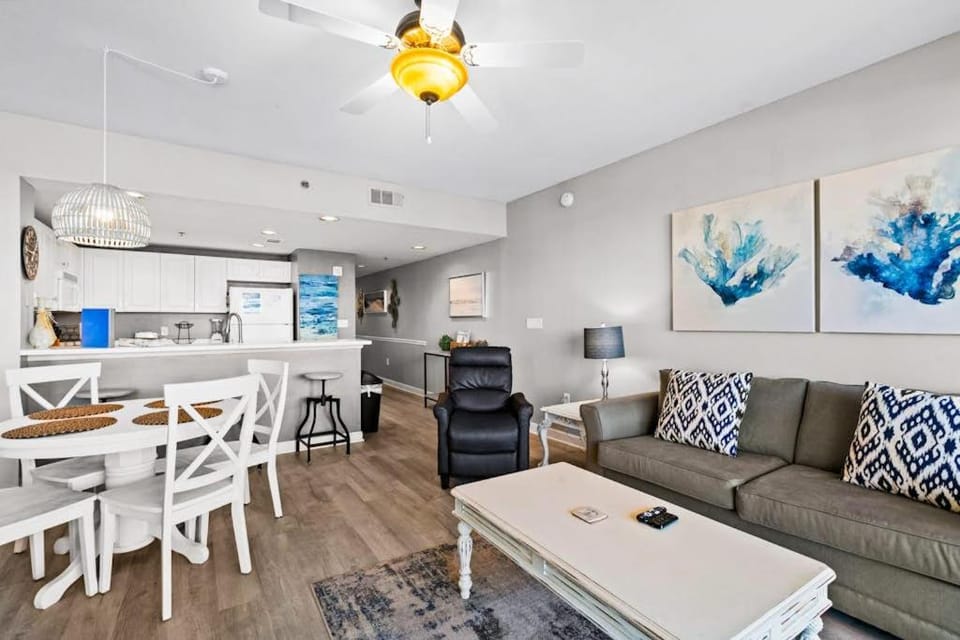 Gulf views at beach condo with shared pool & gym - close to shops & restaurants House in Destin