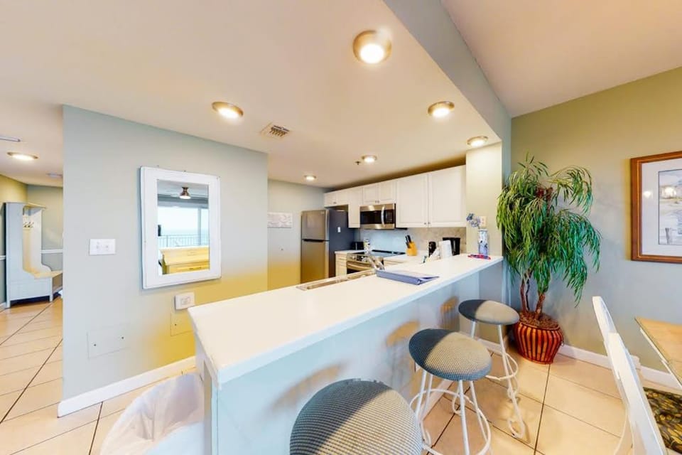 Ninth Floor Oceanfront Condo with Shared Pools Ocean View WiFi & Washer&Dryer House in Destin