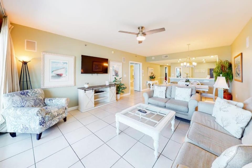 Ninth Floor Oceanfront Condo with Shared Pools Ocean View WiFi & Washer&Dryer House in Destin