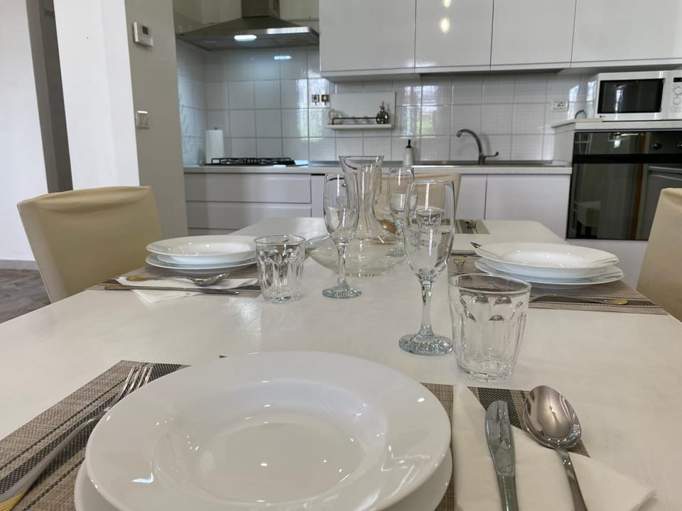 Kitchen or kitchenette, Dining area, stove