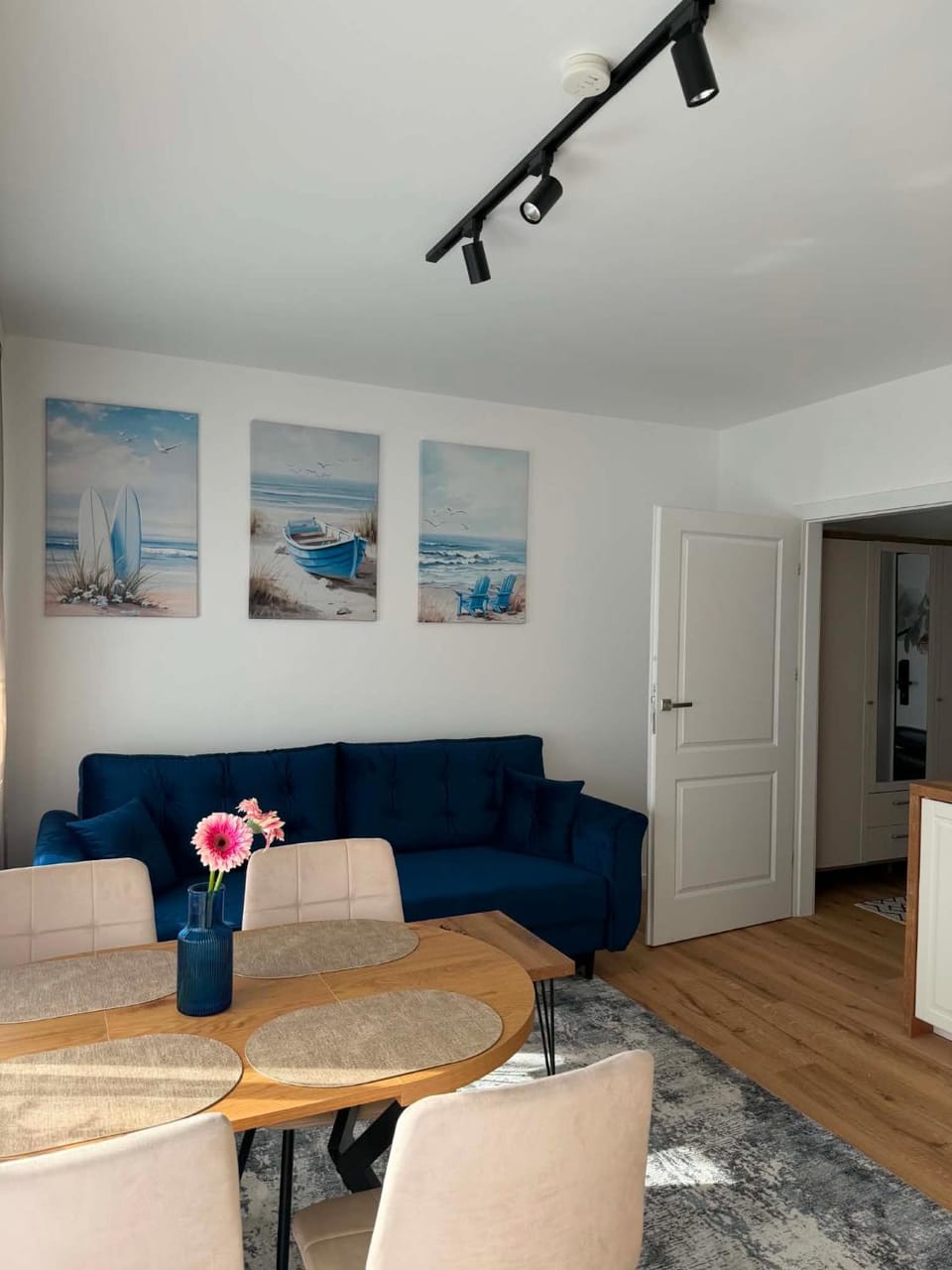 Seating area, Dining area