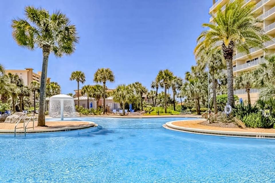 Ocean-View Penthouse on Beach w Balcony AC & Internet Shared Pools & Gym House in Destin