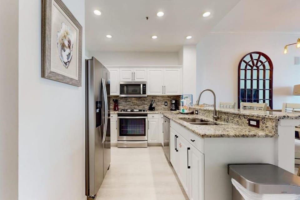 Ocean-View Penthouse on Beach w Balcony AC & Internet Shared Pools & Gym House in Destin