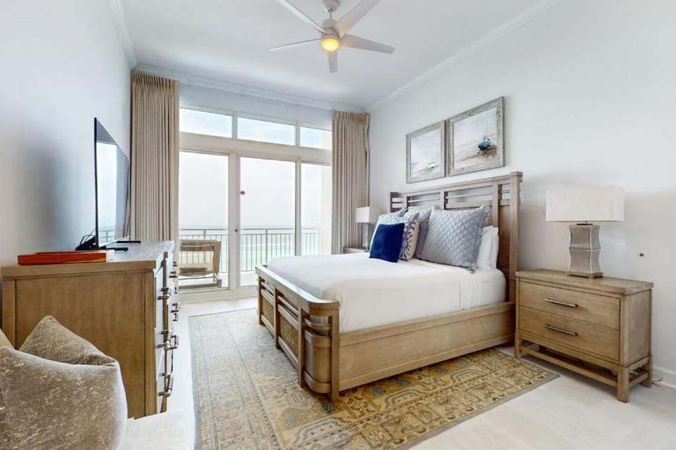 Ocean-View Penthouse on Beach w Balcony AC & Internet Shared Pools & Gym House in Destin